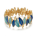 Brazalete rígido de acero dorado con diseño de hojas esmaltadas en color azul marino y turquesa, con pequeños cristales brillantes incrustados, hecho en España.