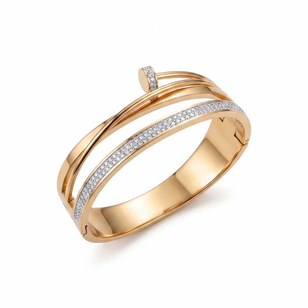 Brazalete rígido de acero bañado en oro de 18K con diseño cruzado tipo clavo y detalles de cristales brillantes, fabricado en España por Papelito.