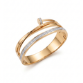 Brazalete rígido de acero bañado en oro de 18K con diseño cruzado tipo clavo y detalles de cristales brillantes, fabricado en España por Papelito.