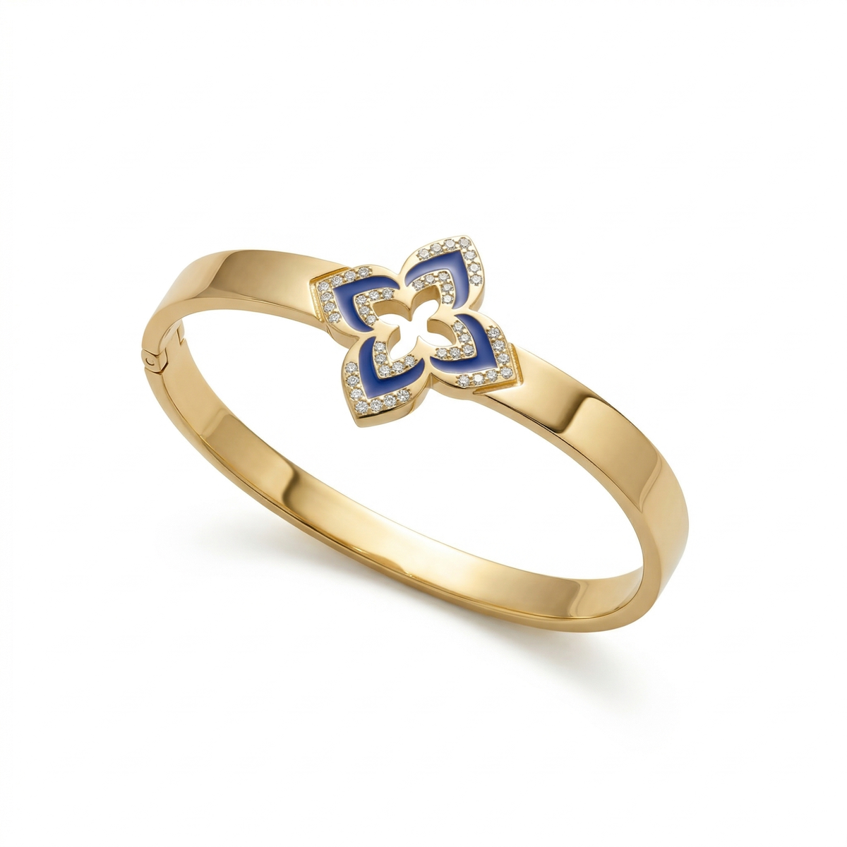 Brazalete rígido de acero bañado en oro de 18 quilates con tecnología PVD y dije floral con esmalte azul zafiro y circonitas