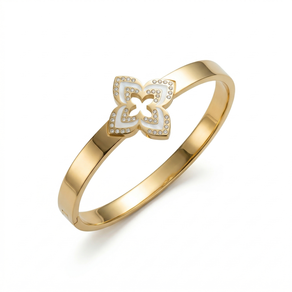 Brazalete rígido de acero bañado en oro de 18 quilates con tecnología PVD y dije floral calado con esmalte blanco y pavé de circonitas