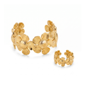 Conjunto de brazalete rígido y anillo ajustable de acero con diseño de flores texturizadas y baño de oro de 18k.