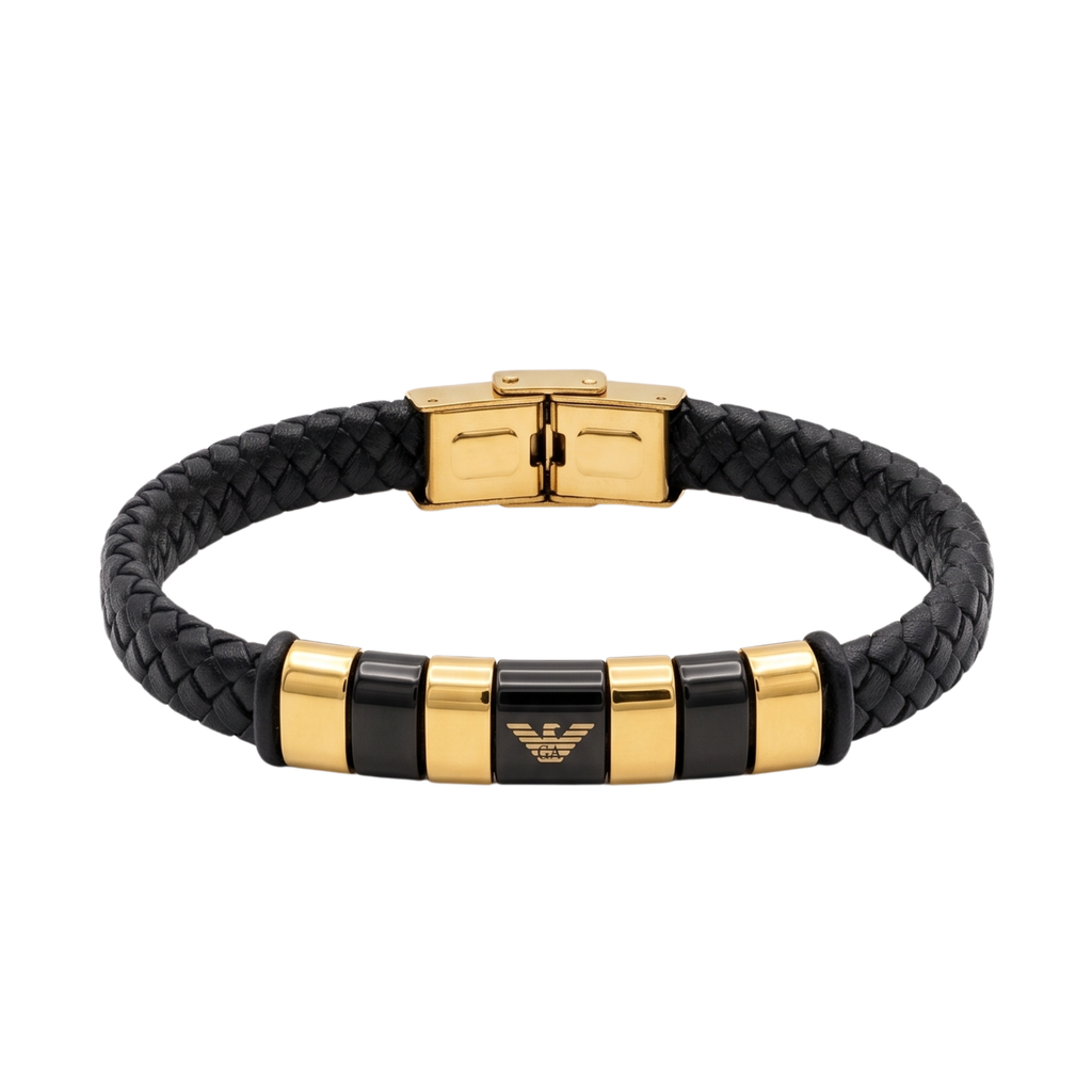 Brazalete de hombre en cuero negro trenzado con detalles de acero bañado en oro 18K. Joyería masculina de lujo fabricada en España con diseño elegante.