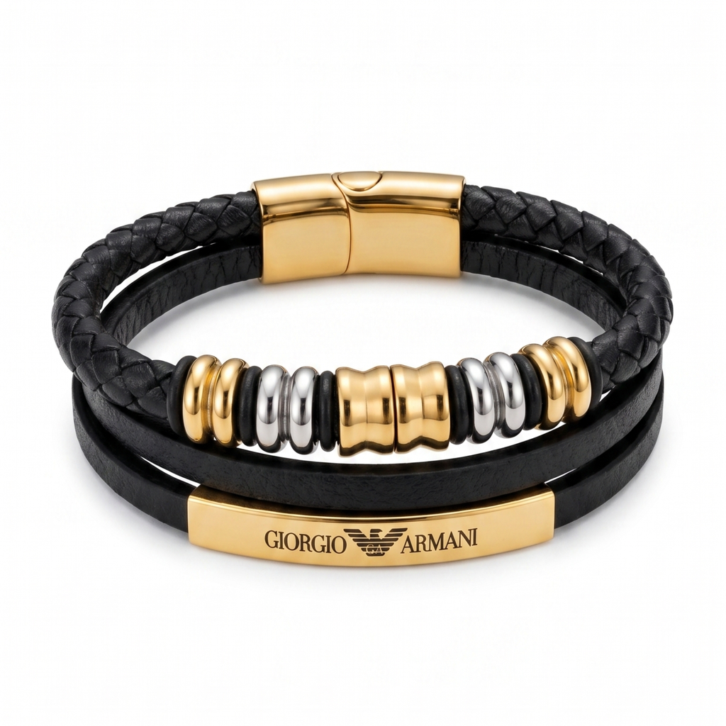 Brazalete de lujo para hombre en cuero negro de tres capas con placa de identidad y abalorios en acero bañado en oro 18K. Fabricado en España con cierre magnético seguro.