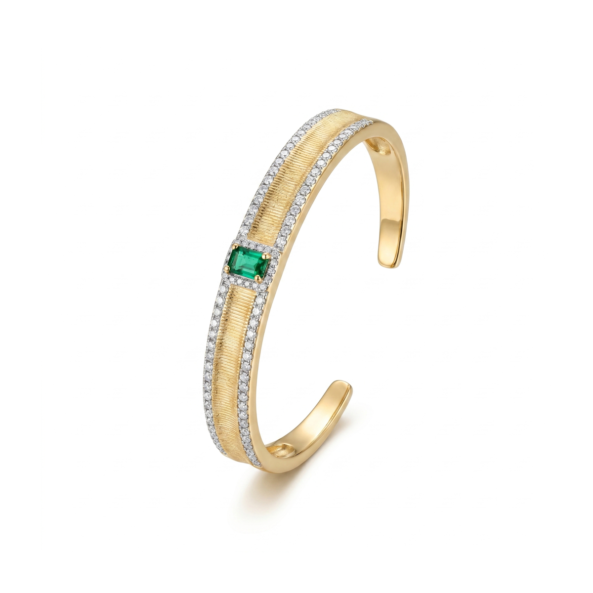 Brazalete rígido bañado en oro de 18K con piedra verde central y bordes de brillantes, diseño texturizado artesanal hecho en España.