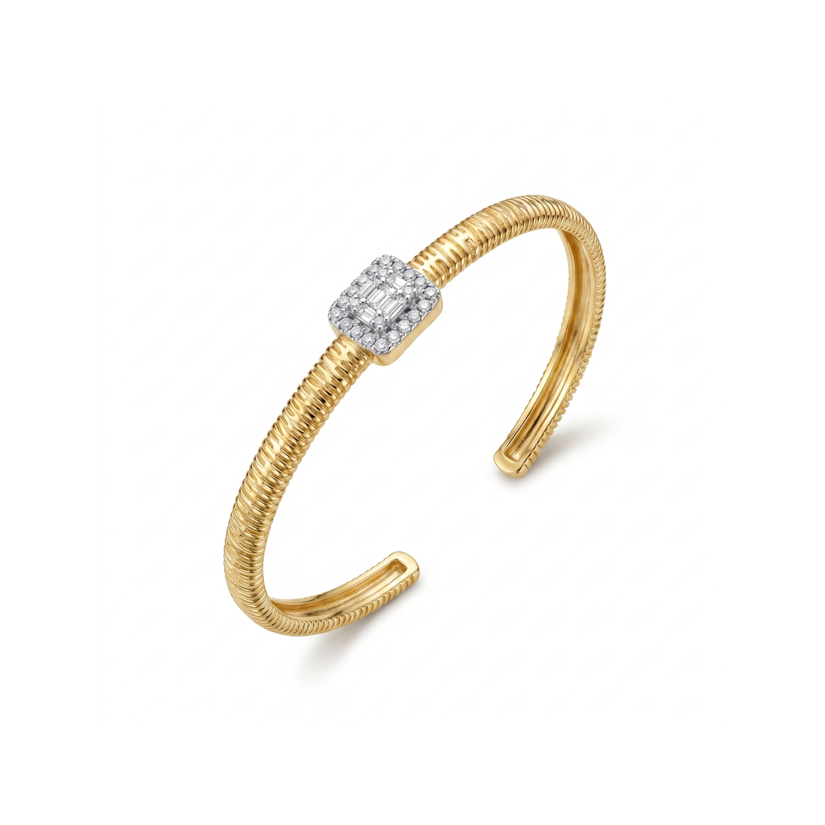 Brazalete rígido con textura de estrías bañado en oro de 18K y detalle central de brillantes rectangulares, fabricado en España.