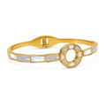 Brazalete rígido de acero en color oro de 18K con elemento central circular e incrustaciones alternadas de nácar blanco y circonitas brillantes.