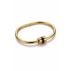 Brazalete rígido ovalado de acero inoxidable 100% bañado en oro de 18k PVD con detalle central negro, hecho en Francia.