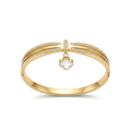 Brazalete rígido de acero inoxidable 100% bañado en oro de 18k PVD con charm colgante de trébol en nácar blanco y circonitas, hecho en España.