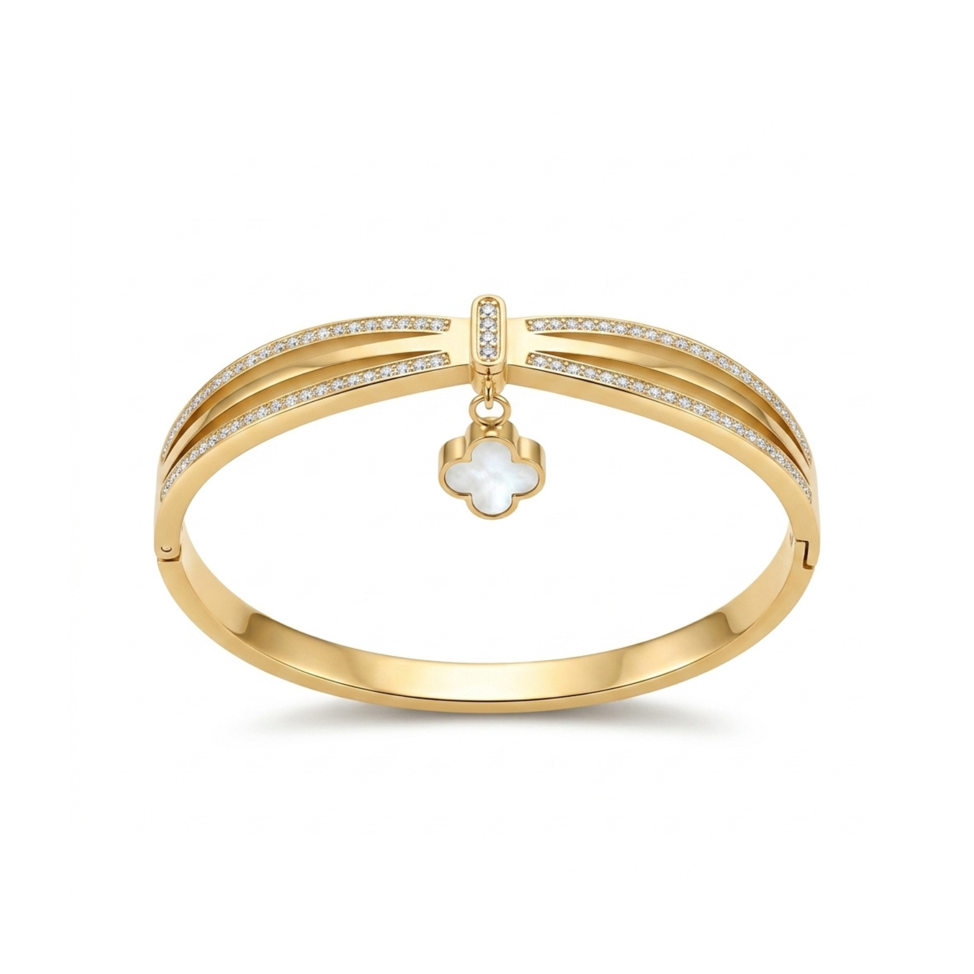 Brazalete rígido de acero inoxidable 100% bañado en oro de 18k PVD con charm colgante de trébol en nácar blanco y circonitas, hecho en España.