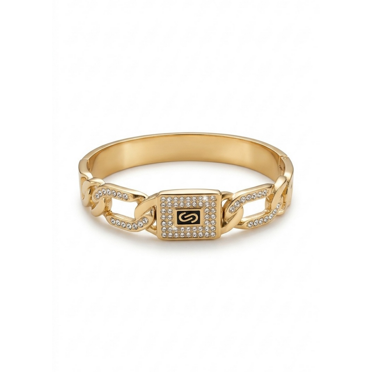 Brazalete rígido dorado de eslabones con placa central rectangular de circonitas y monograma letra S[cite: 26], con laminado en oro premium 18K PVD hecho en España.