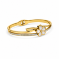 Brazalete rígido de acero en color oro de 18K con motivo de flor de nácar de cinco pétalos y banda engastada con circonitas brillantes.