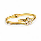 Brazalete rígido de acero en color oro de 18K con motivo de flor de nácar de cinco pétalos y banda engastada con circonitas brillantes.