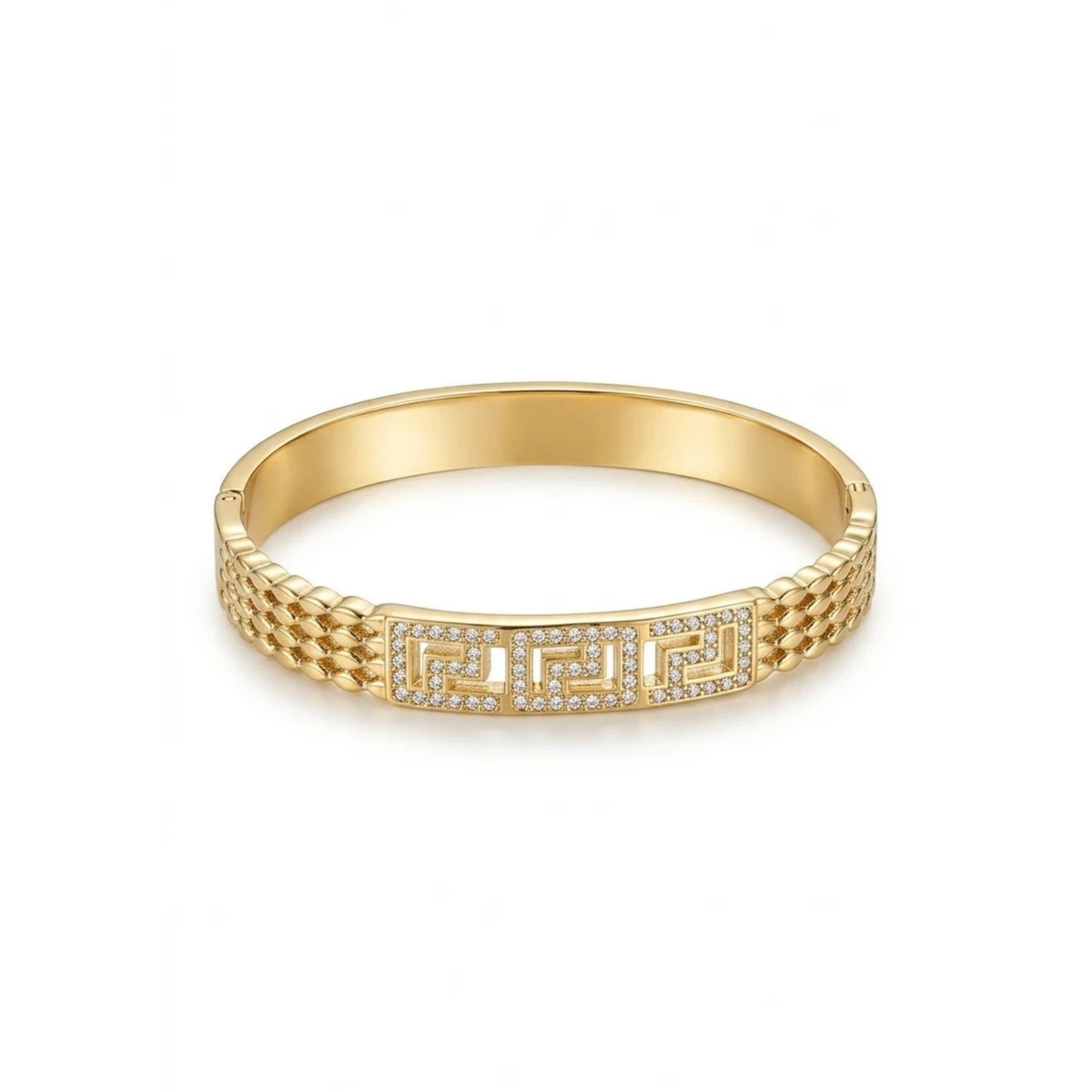 Brazalete rígido dorado con diseño de greca griega en pavé de circonitas y lateral de eslabones entrelazados[cite: 25], con laminado en oro premium 18K PVD hecho en España.