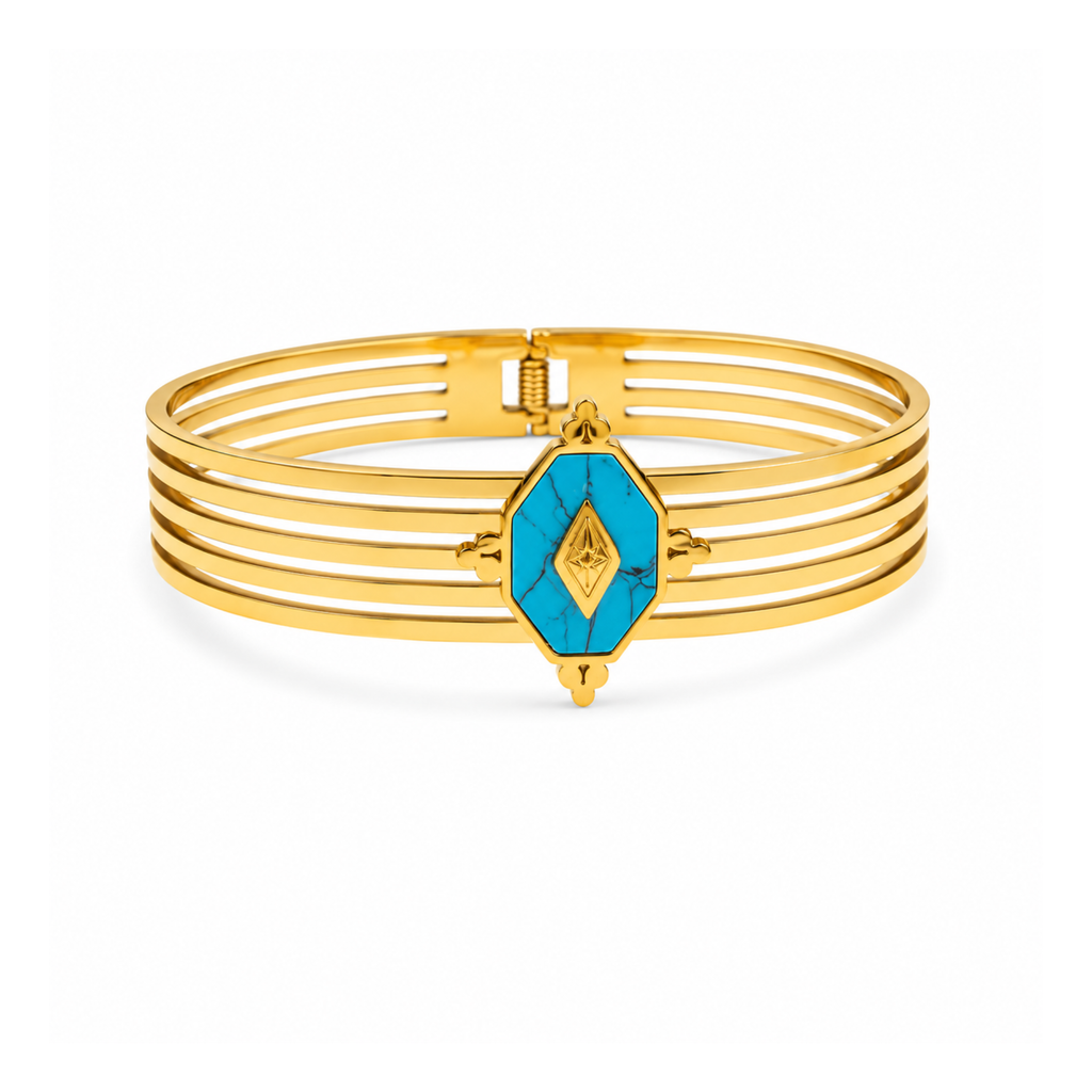 Brazalete rígido multilínea de acero bañado en oro de 18K con pieza central geométrica en forma de rombo de piedra turquesa y grabado central.