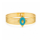 Brazalete rígido multilínea de acero bañado en oro de 18K con pieza central geométrica en forma de rombo de piedra turquesa y grabado central.