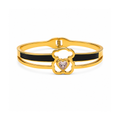 Brazalete rígido de acero en color oro de 18K con silueta central de oso, detalle de corazón brillante y franja de esmalte negro.
