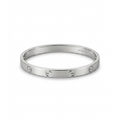 Brazalete rígido plateado clásico con grabados geométricos de tornillos[cite: 24], con laminado en oro premium 18K PVD hecho en España.