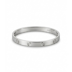Brazalete rígido plateado clásico con grabados geométricos de tornillos[cite: 24], con laminado en oro premium 18K PVD hecho en España.