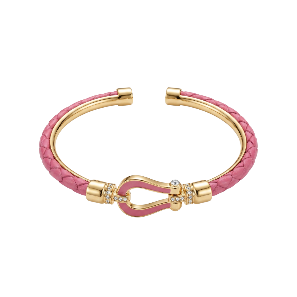 Brazalete rígido trenzado en color rosa fucsia con detalles bañados en oro de 18K y cierre decorativo con circonitas. Joyería artesanal fabricada en España.