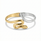 Brazalete rígido de serpiente bicolor en acero con baño de oro de 18K y plata, diseñado y fabricado en España.