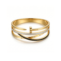Brazalete rígido triple de acero bañado en oro de 18K con diseño de clavo y bandas de cristales blancos y negros, fabricado en España.