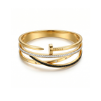 Brazalete rígido triple de acero bañado en oro de 18K con diseño de clavo y bandas de cristales blancos y negros, fabricado en España.