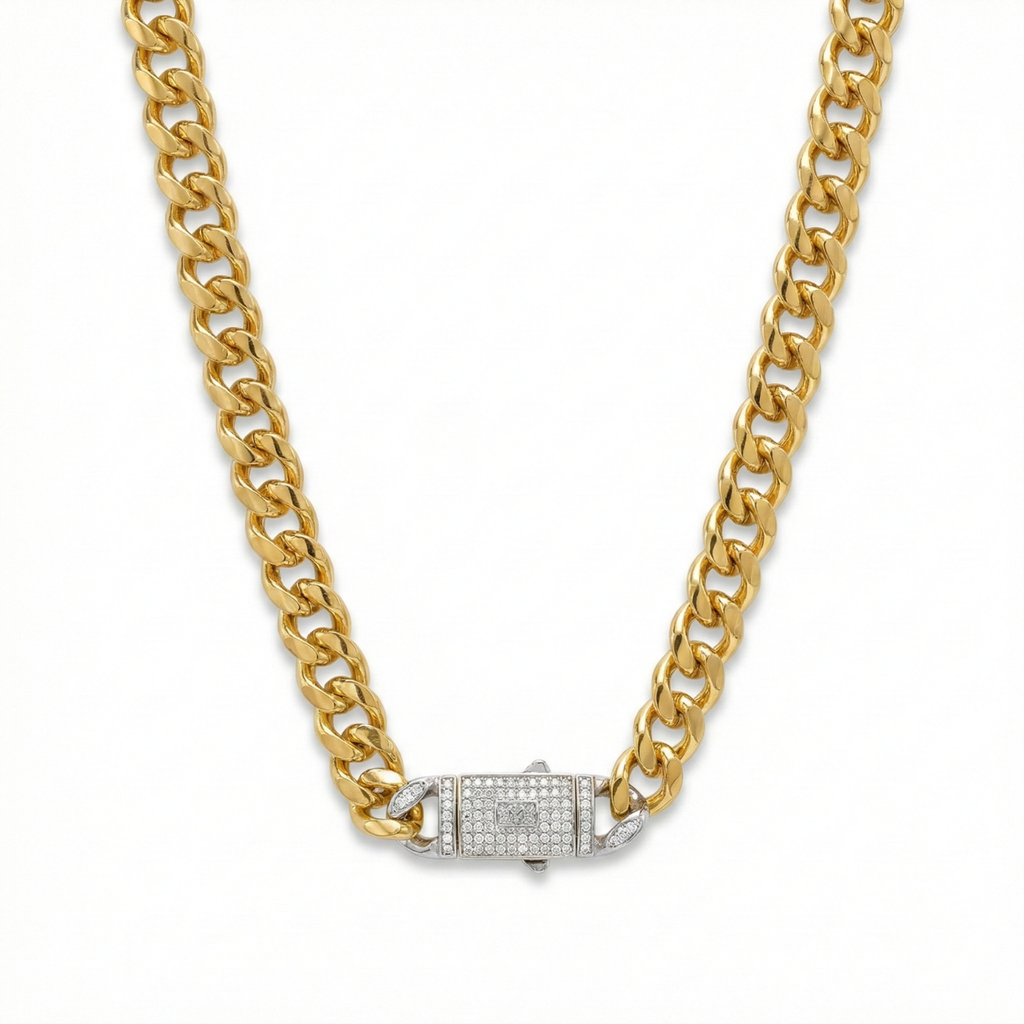 Cadena de eslabones gruesos tipo curb en acero bañado en oro de 18K con cierre rectangular decorado con brillantes, fabricada en España.