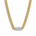 Cadena de eslabones gruesos tipo curb en acero bañado en oro de 18K con cierre rectangular decorado con brillantes, fabricada en España.