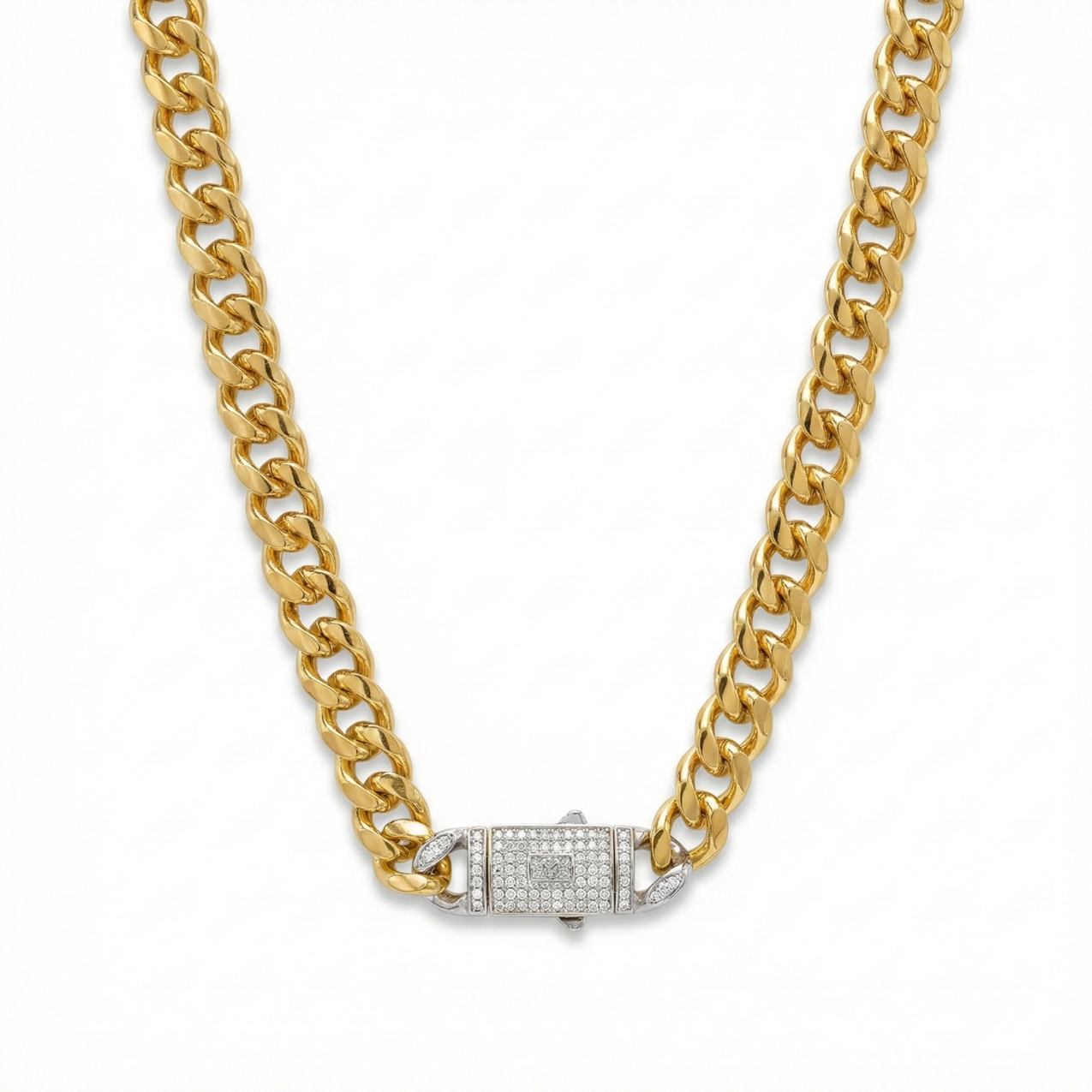 Cadena de eslabones gruesos tipo curb en acero bañado en oro de 18K con cierre rectangular decorado con brillantes, fabricada en España.