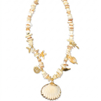 Collar de cuentas de concha natural con dijes marinos dorados de acero y colgante de vieira central, estilo boho chic hecho en España.