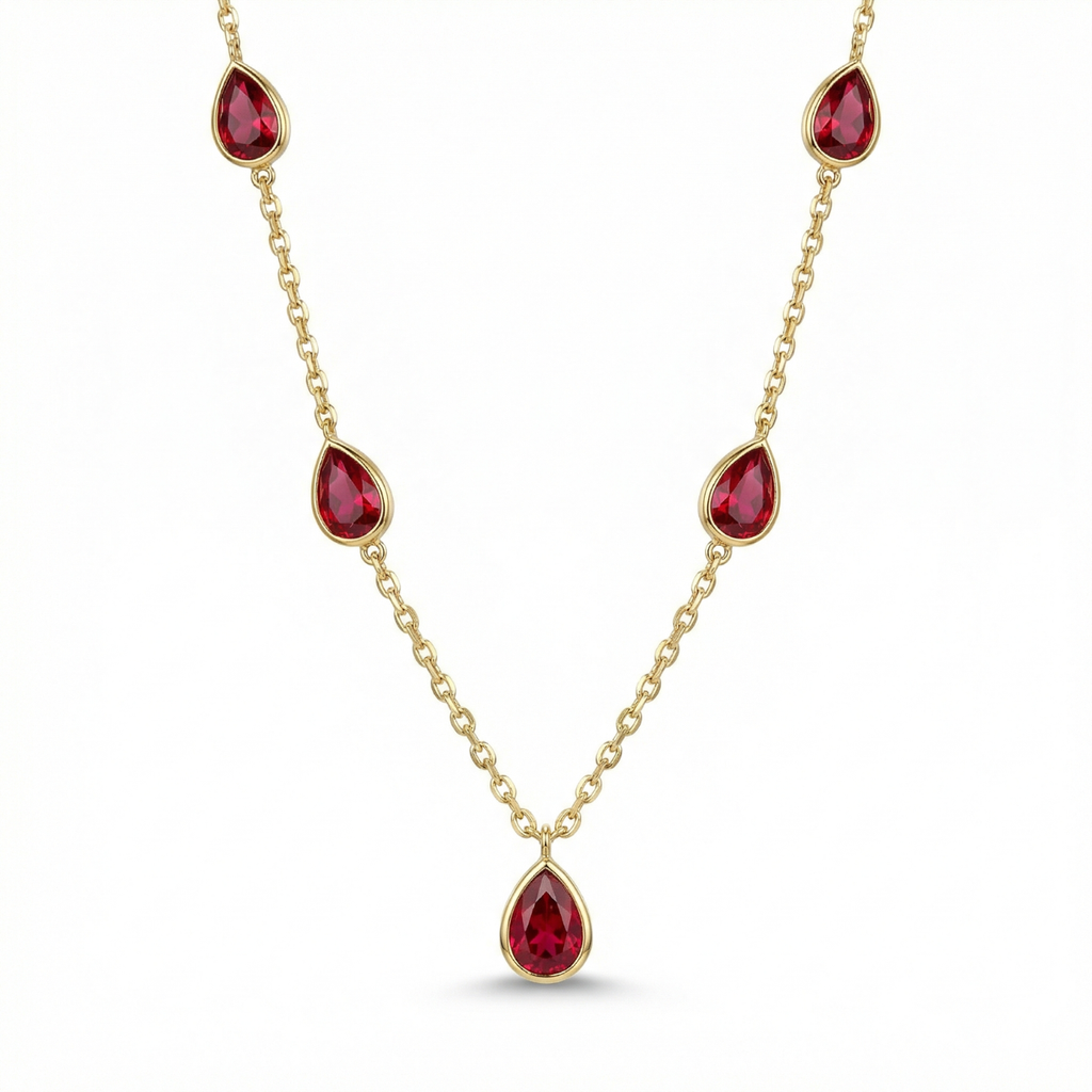 Collar de cadena fina en acero bañado en oro de 18K con cinco piedras rojas en forma de gota, diseñado y fabricado en España.