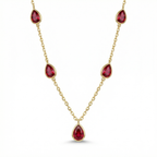 Collar de cadena fina en acero bañado en oro de 18K con cinco piedras rojas en forma de gota, diseñado y fabricado en España.