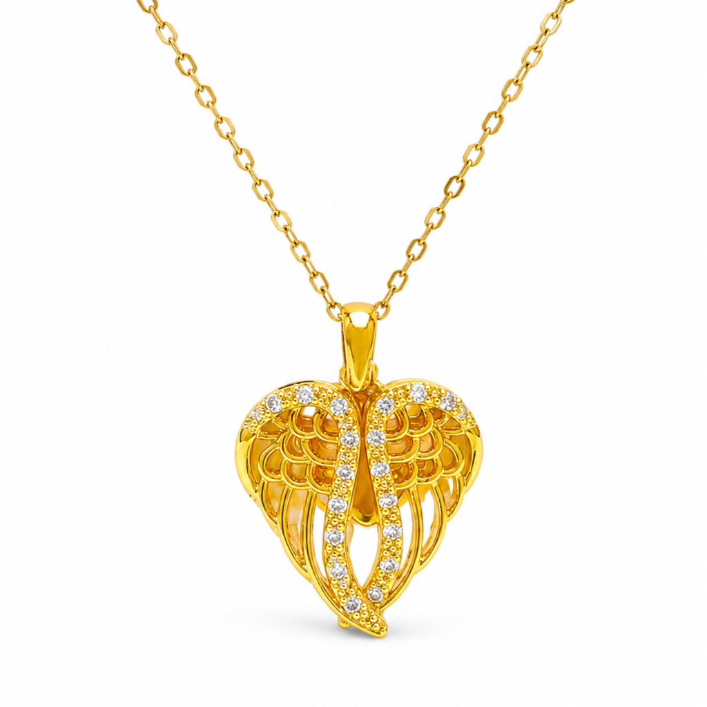 Collar de acero inoxidable bañado en oro 18k PVD con colgante de alas de ángel en forma de corazón con circonitas brillantes hecho en España.