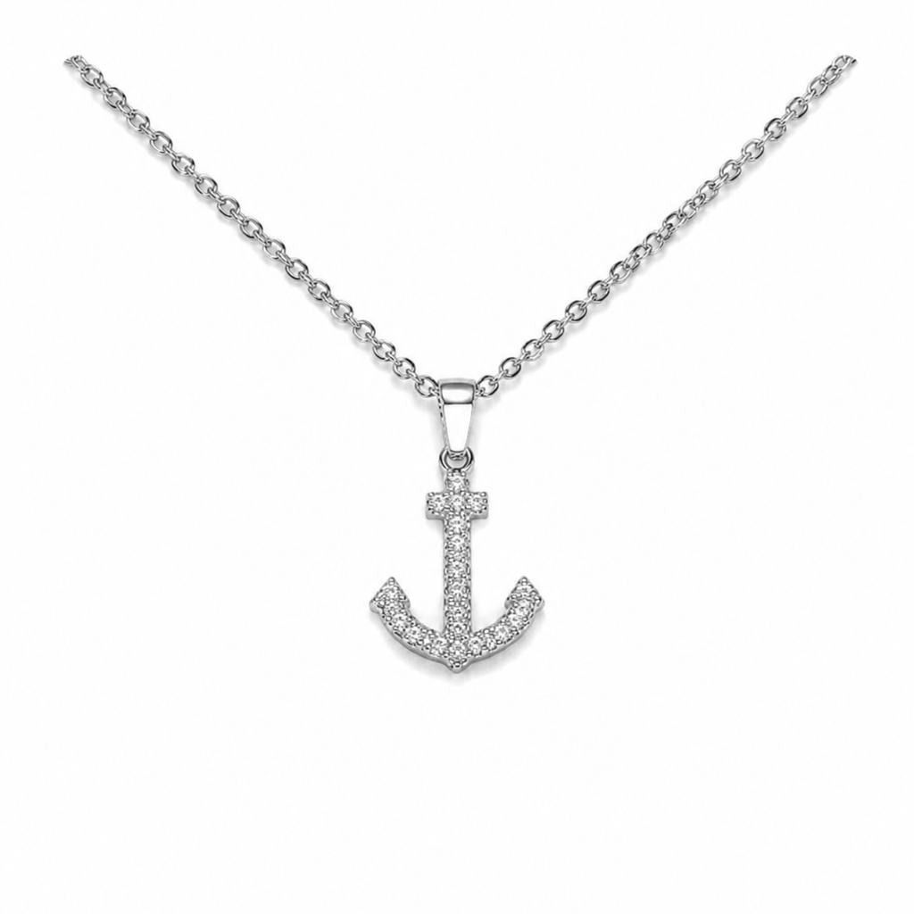 Collar de acero inoxidable con colgante en forma de ancla incrustado en circonitas brillantes y baño de oro 18k PVD hecho en España.