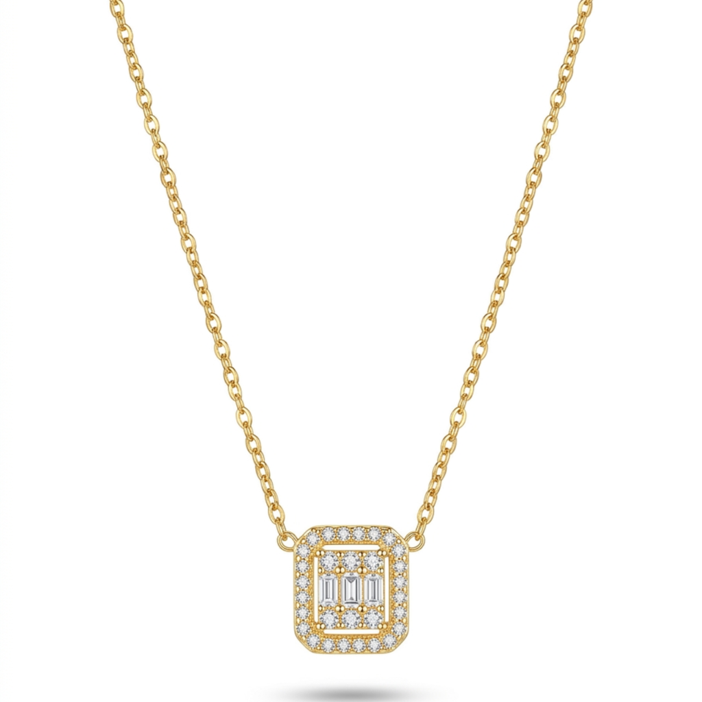 Collar de cadena fina de acero chapado en oro de 18k con un colgante rectangular de estilo art déco decorado con un halo de pavé y circonitas centrales de talla baguete, hecho en España.