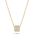 Collar de cadena fina de acero chapado en oro de 18k con un colgante rectangular de estilo art déco decorado con un halo de pavé y circonitas centrales de talla baguete, hecho en España.