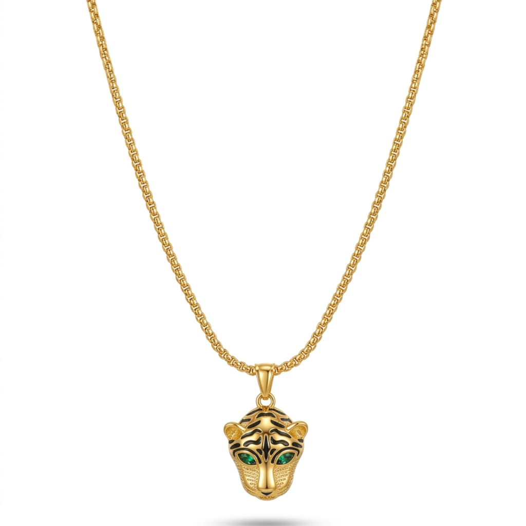 Collar de cadena veneciana de acero chapado en oro de 18k con un dije central escultural de cabeza de pantera con esmalte negro y ojos verdes, hecho en España.