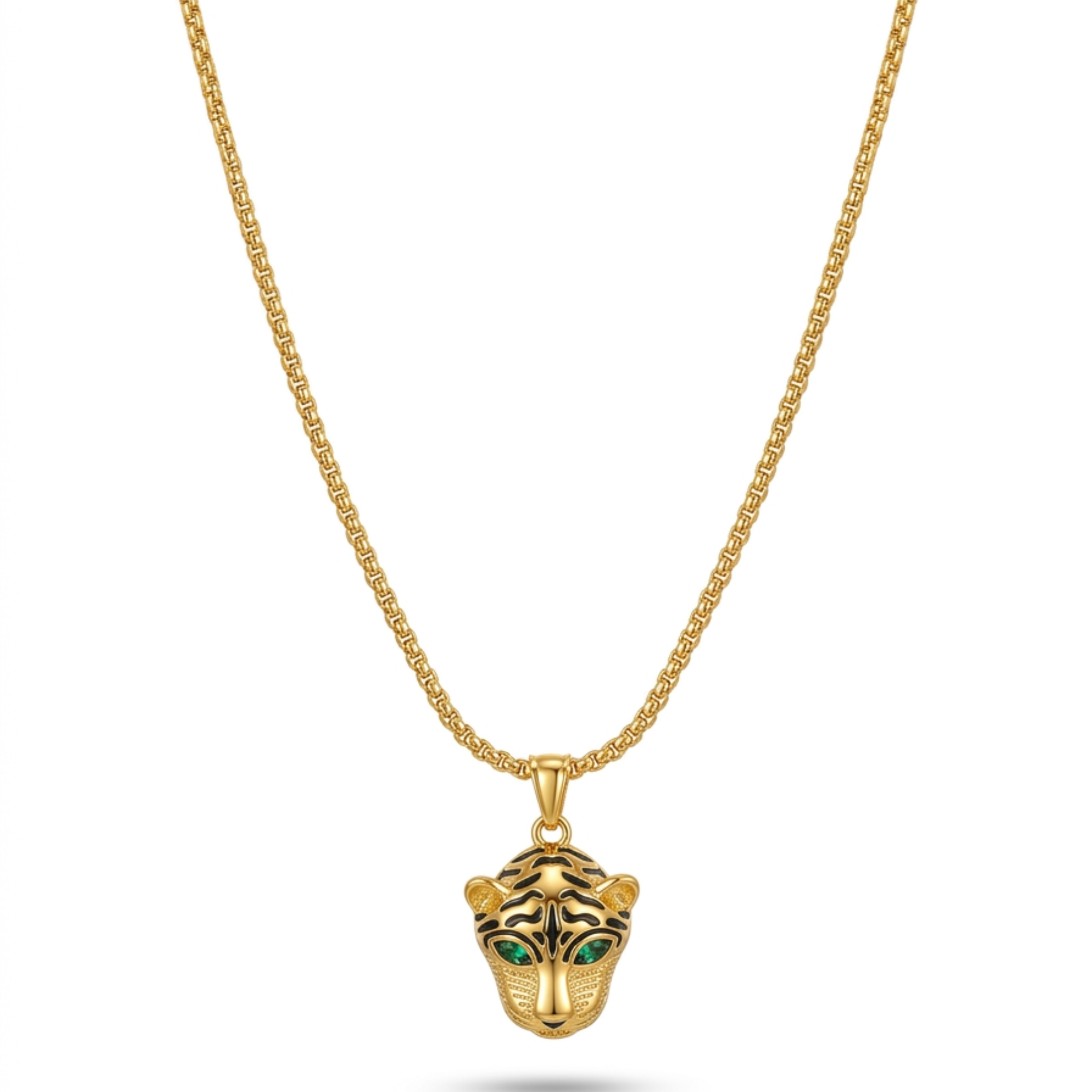 Collar de cadena veneciana de acero chapado en oro de 18k con un dije central escultural de cabeza de pantera con esmalte negro y ojos verdes, hecho en España.