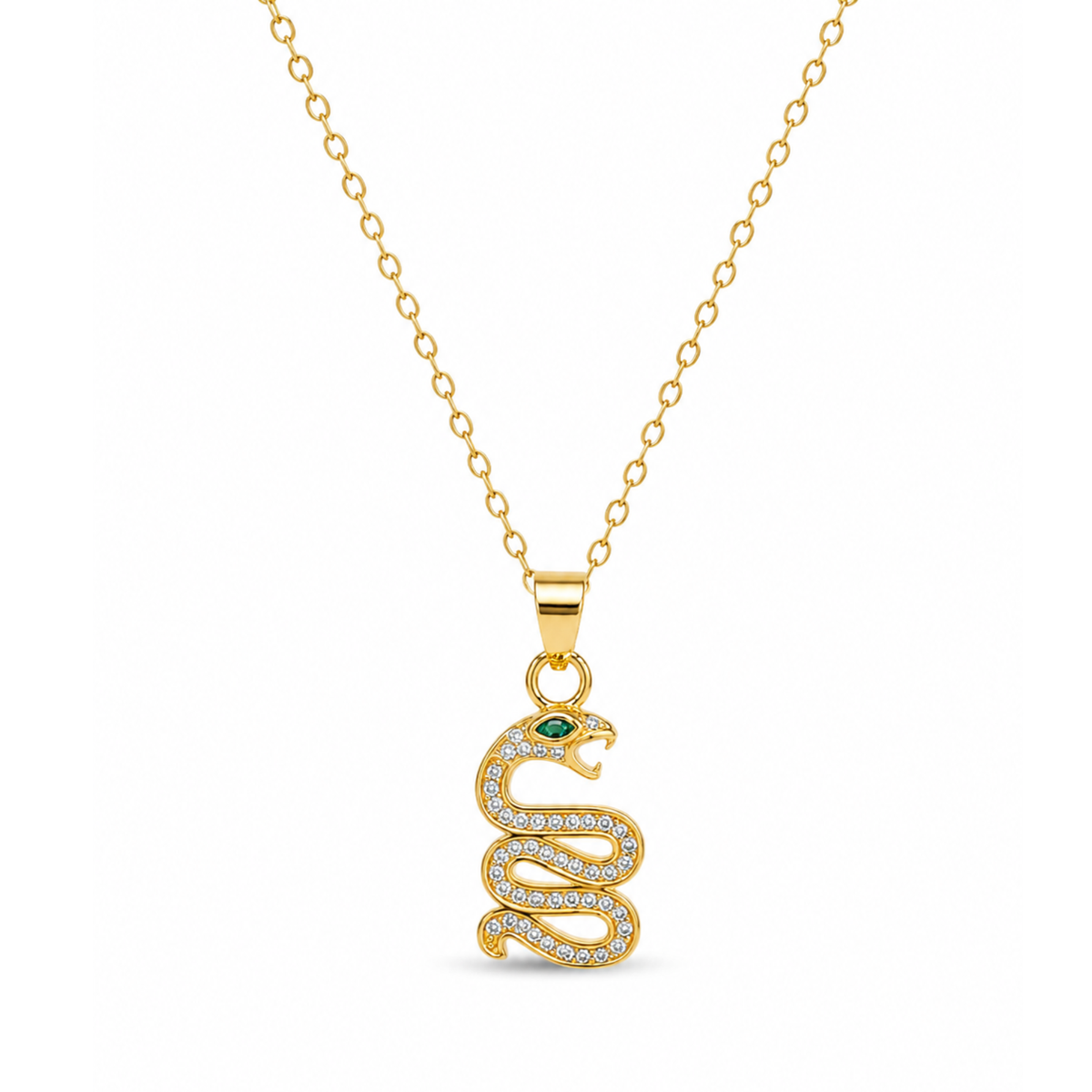 Collar fino con colgante de serpiente bañado en oro de 18K con incrustaciones de circonitas blancas y ojo de cristal verde.
