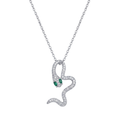 Collar de cadena con colgante de serpiente en pavé de circones brillantes y ojos verdes de acero inoxidable con baño de oro blanco de 18k PVD hecho en Bélgica.