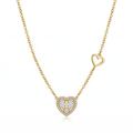 Collar de acero inoxidable bañado en oro de 18k con colgante de corazón brillante y un pequeño corazón calado lateral en la cadena, de la marca Papelito Málaga.