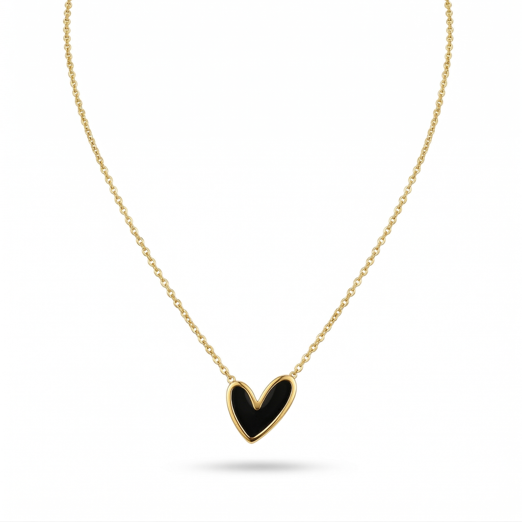 Collar de cadena fina con colgante de corazón negro asimétrico en acero con baño de oro de 18 quilates, diseñado y fabricado en España.