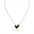 Collar de cadena fina con colgante de corazón negro asimétrico en acero con baño de oro de 18 quilates, diseñado y fabricado en España.