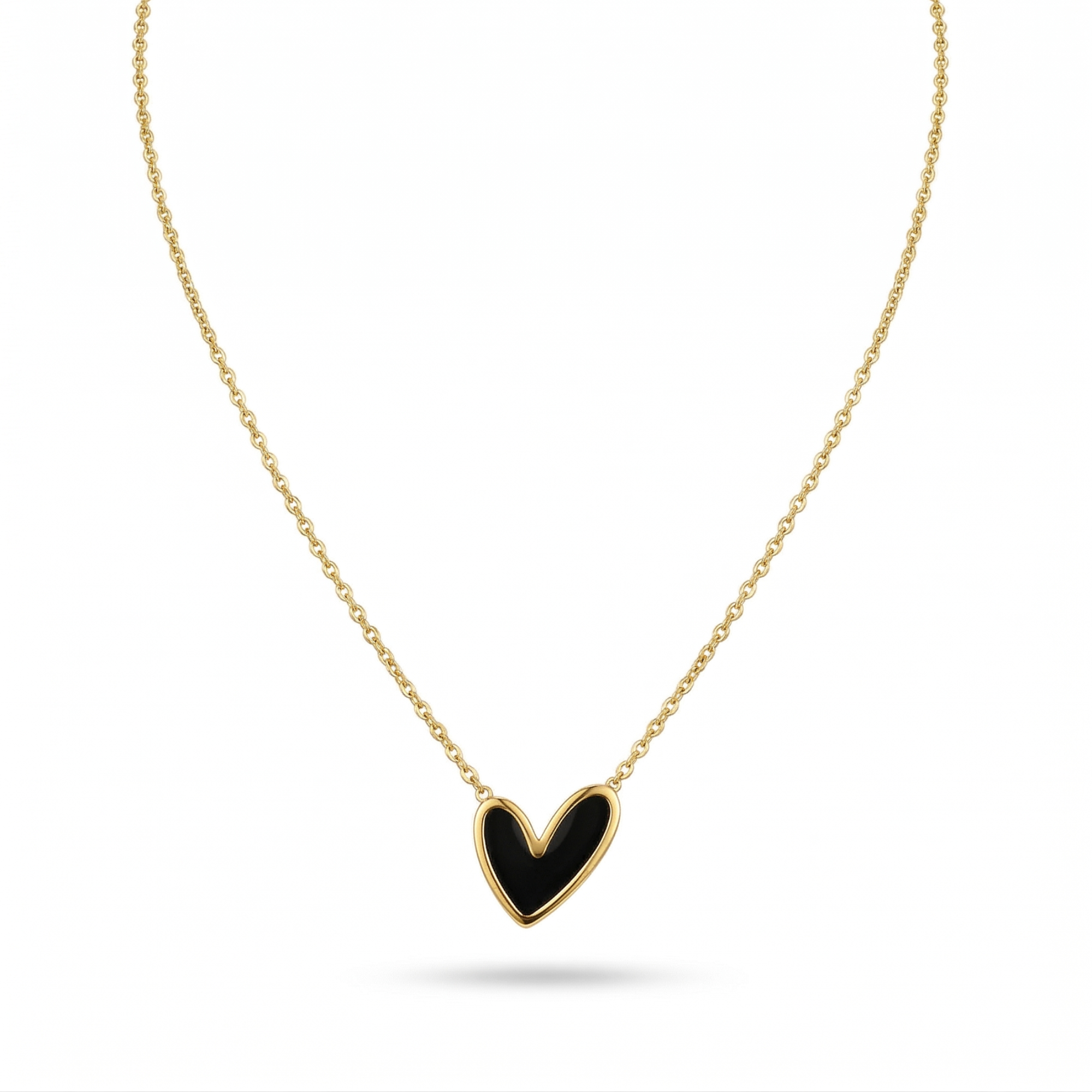 Collar de cadena fina con colgante de corazón negro asimétrico en acero con baño de oro de 18 quilates, diseñado y fabricado en España.
