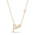 Collar de acero bañado en oro de 18K con colgante de tres corazones, cristales brillantes y una pequeña mariposa lateral en la cadena, marca Papelito.