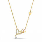 Collar de acero bañado en oro de 18K con colgante de tres corazones, cristales brillantes y una pequeña mariposa lateral en la cadena, marca Papelito.