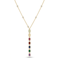 Collar tipo corbatero bañado en oro de 18k con una caída vertical de piedras rectangulares multicolores y detalles de circonitas brillantes en la cadena, sobre fondo blanco.