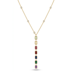 Collar tipo corbatero bañado en oro de 18k con una caída vertical de piedras rectangulares multicolores y detalles de circonitas brillantes en la cadena, sobre fondo blanco.