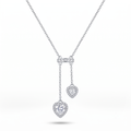 Collar estilo corbatero de acero inoxidable con baño de oro blanco de 18k PVD y dos colgantes en forma de corazón con circones, hecho en Bélgica.